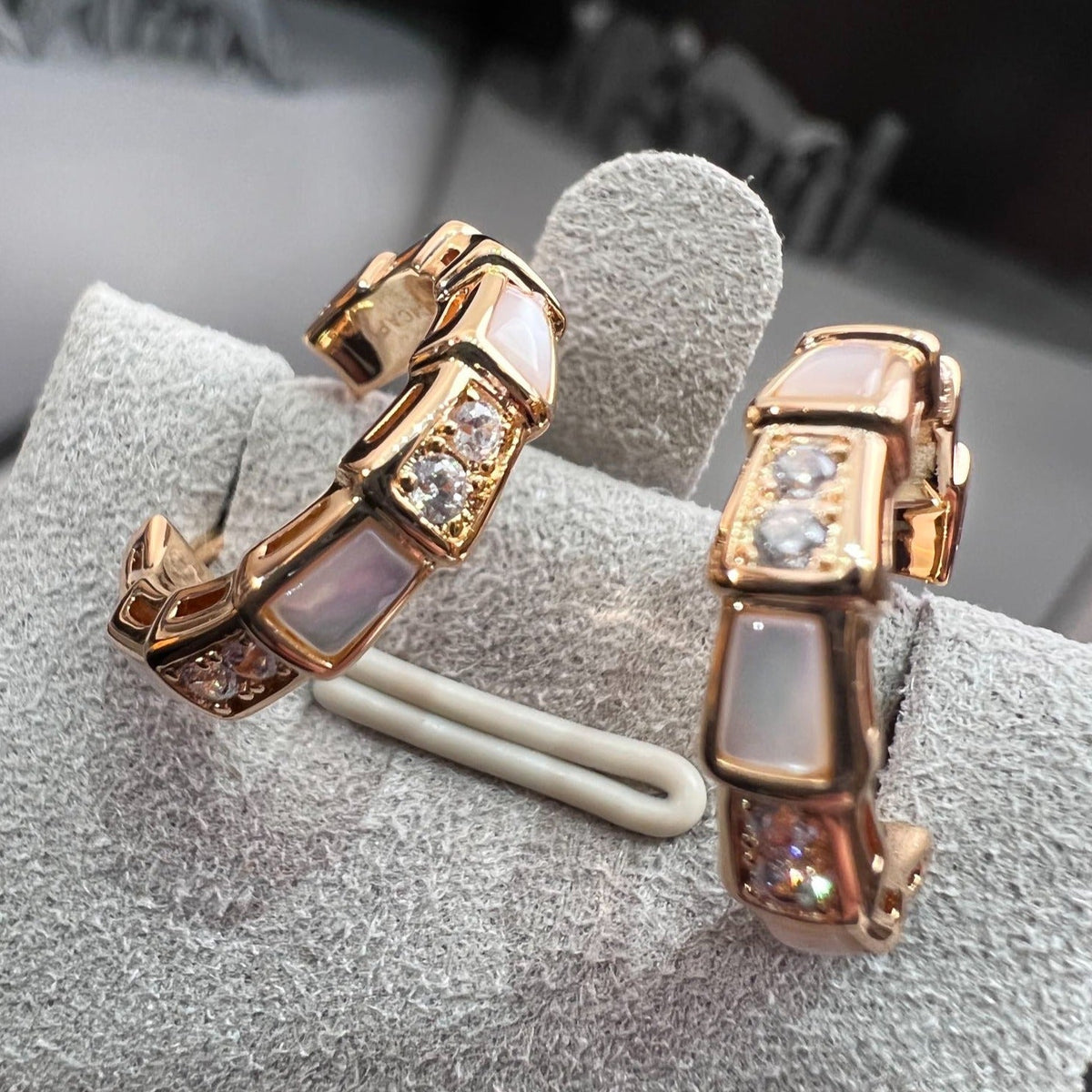 [⭐Veya]SERPENTI MOP PINK GOLD EARRINGS