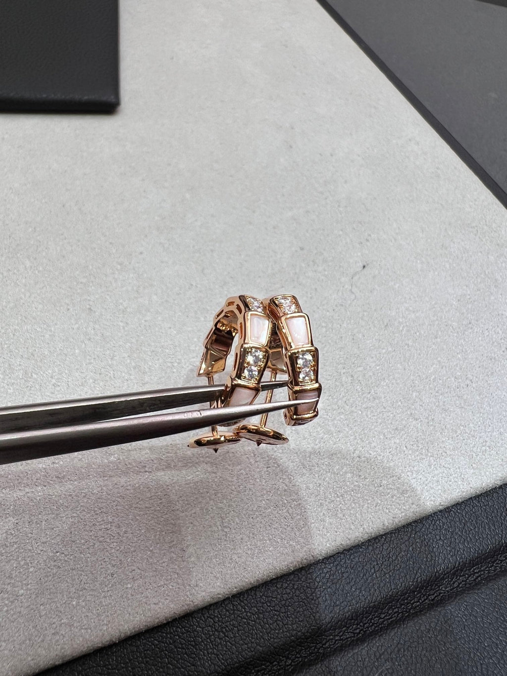 [⭐Veya]SERPENTI MOP PINK GOLD EARRINGS