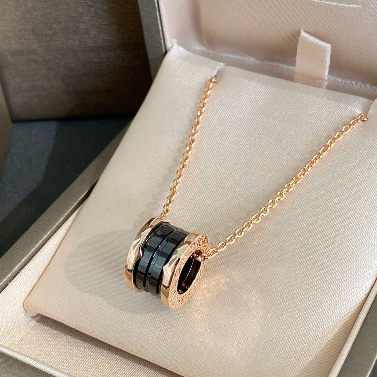 [⭐Miroze]ZERO 1 BLACK CERAMIC PINK GOLD NECKLACE
