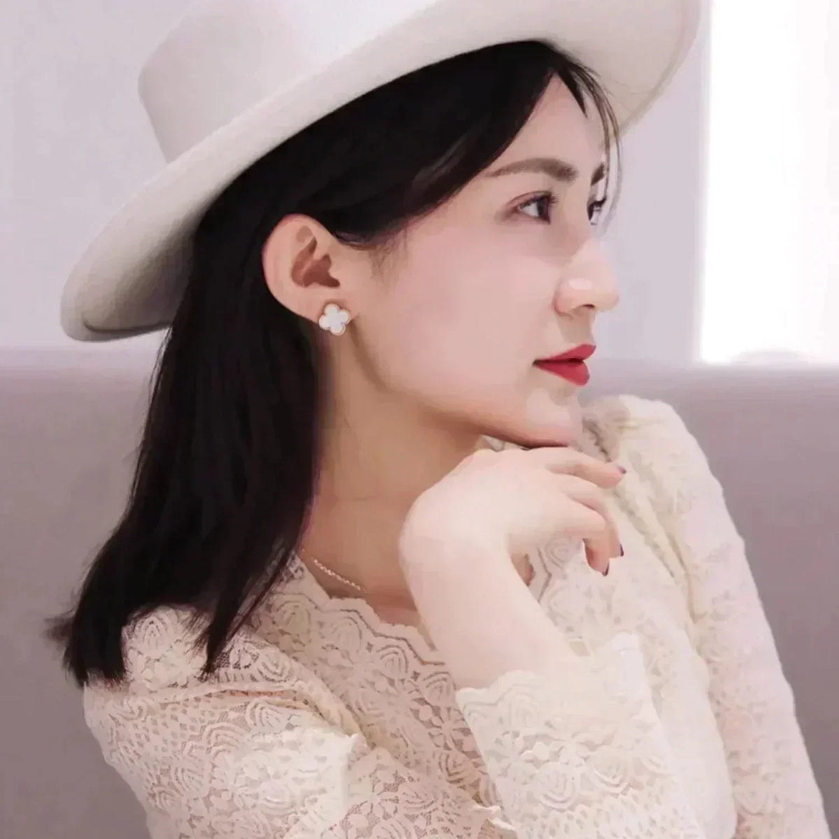 ⭐Miroze CLOVER MEDIUM 1 MOTIFS  WHITE MOP STUD EARRINGS