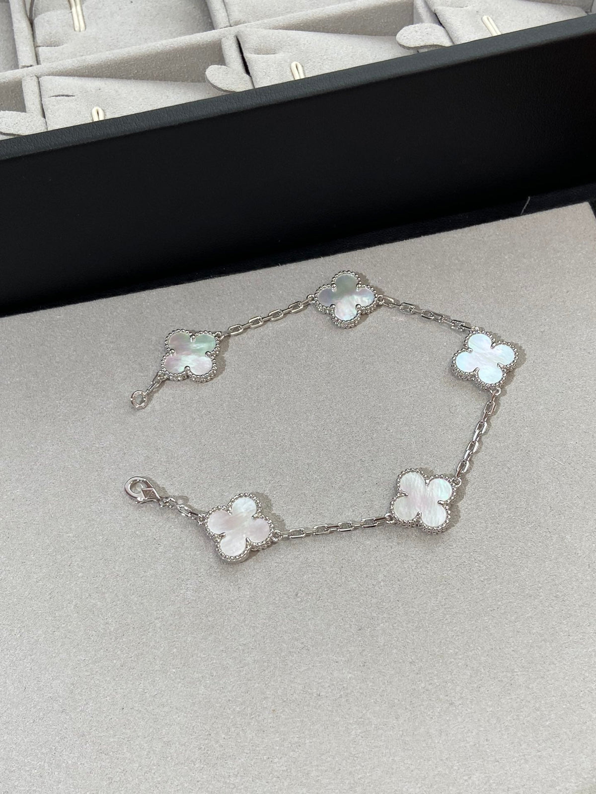 [⭐Miroze ]New CLOVER WHITE PEARL MOP 5 MOTIF BRACELET COLLECTION