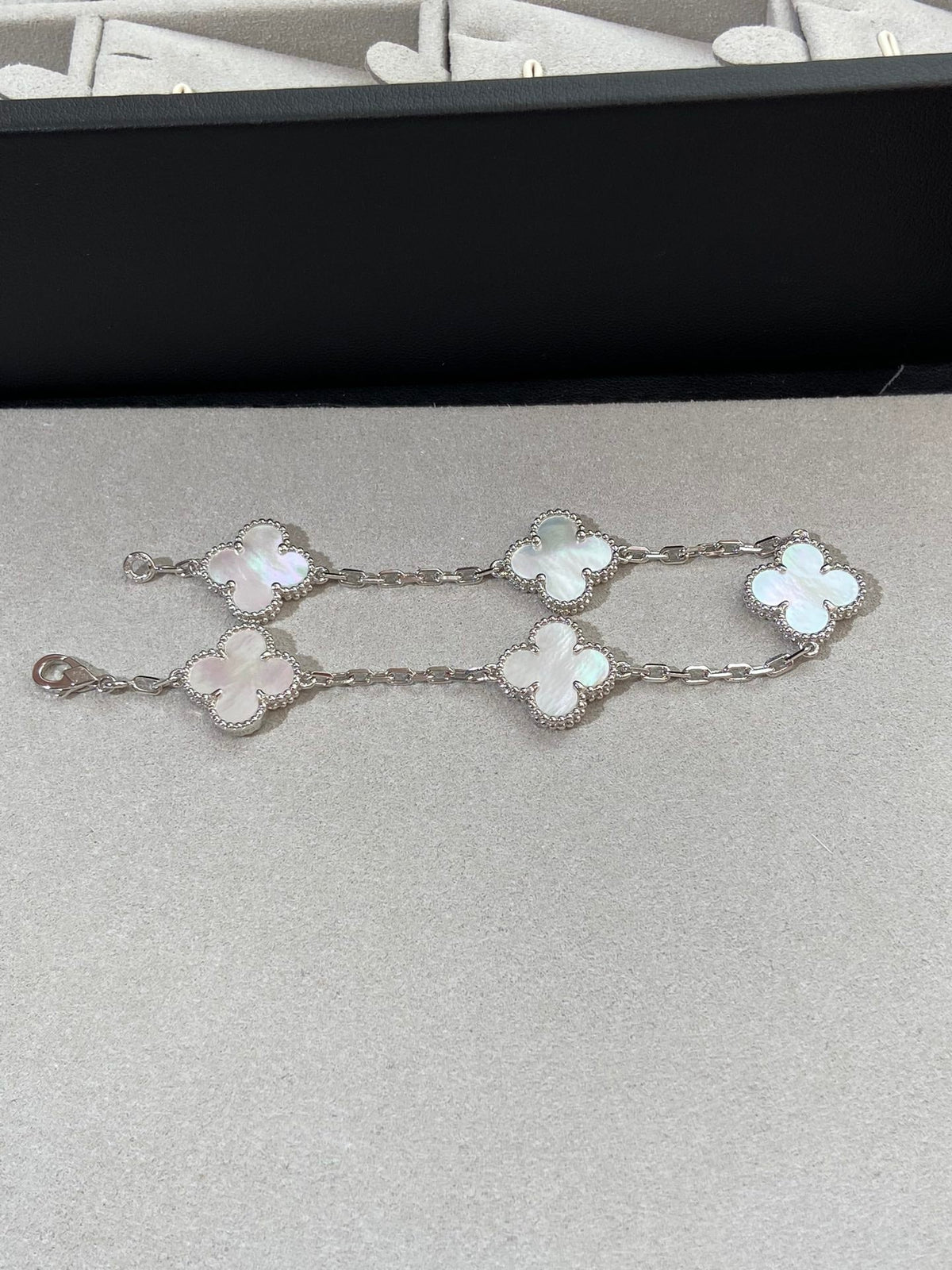 [⭐Miroze]CLOVER WHITE PEARL MOP 5 MOTIF BRACELET COLLECTION