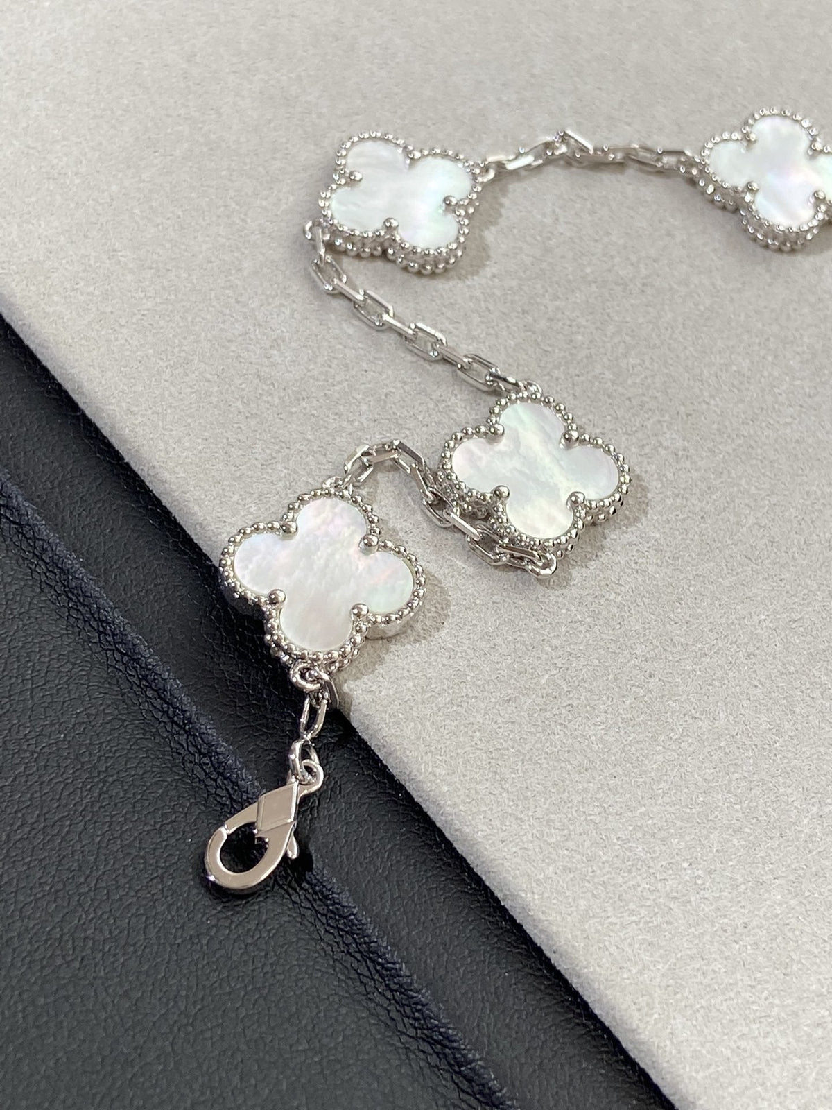 [⭐Miroze ]New CLOVER WHITE PEARL MOP 5 MOTIF BRACELET COLLECTION