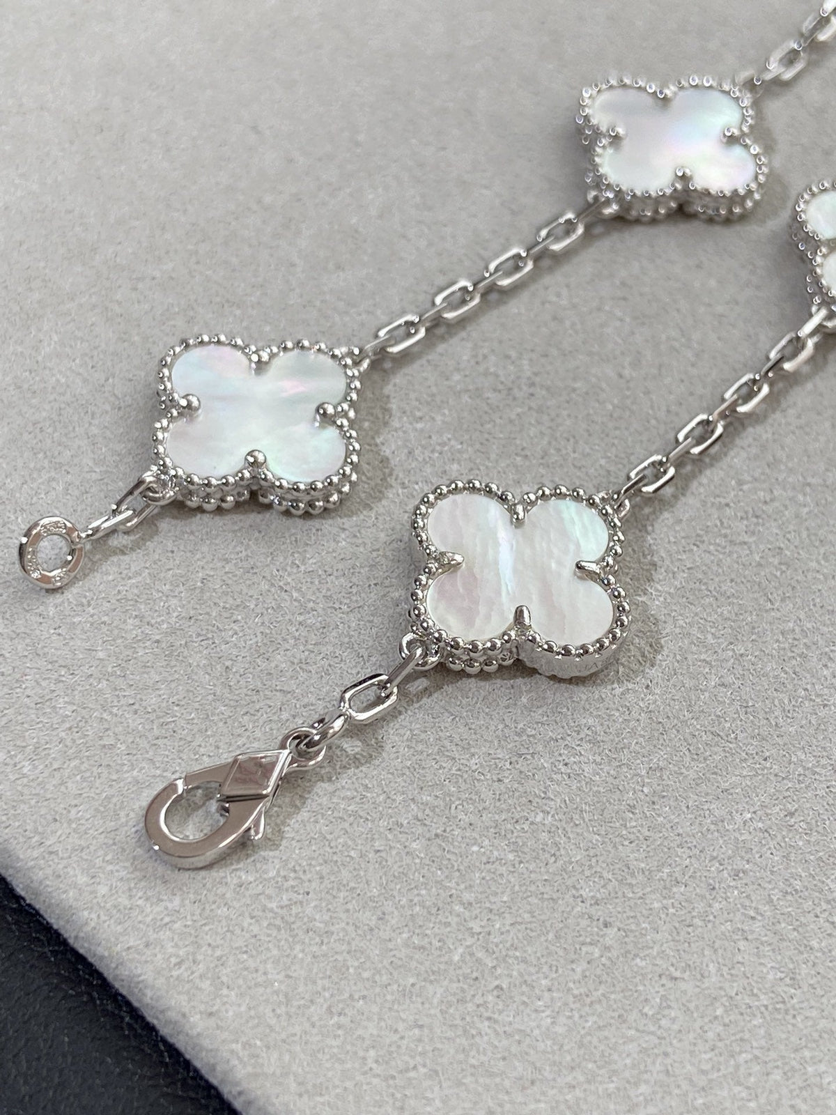 [⭐Miroze]CLOVER WHITE PEARL MOP 5 MOTIF BRACELET COLLECTION