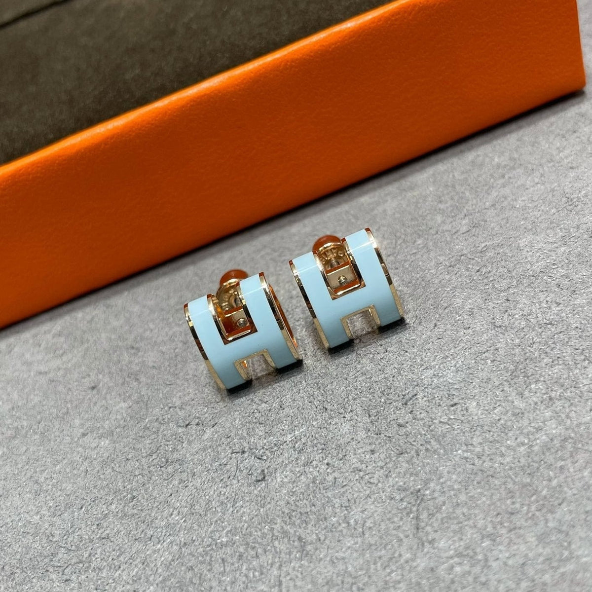 [⭐Miroze]POP H スカイブルー スタッドピアス