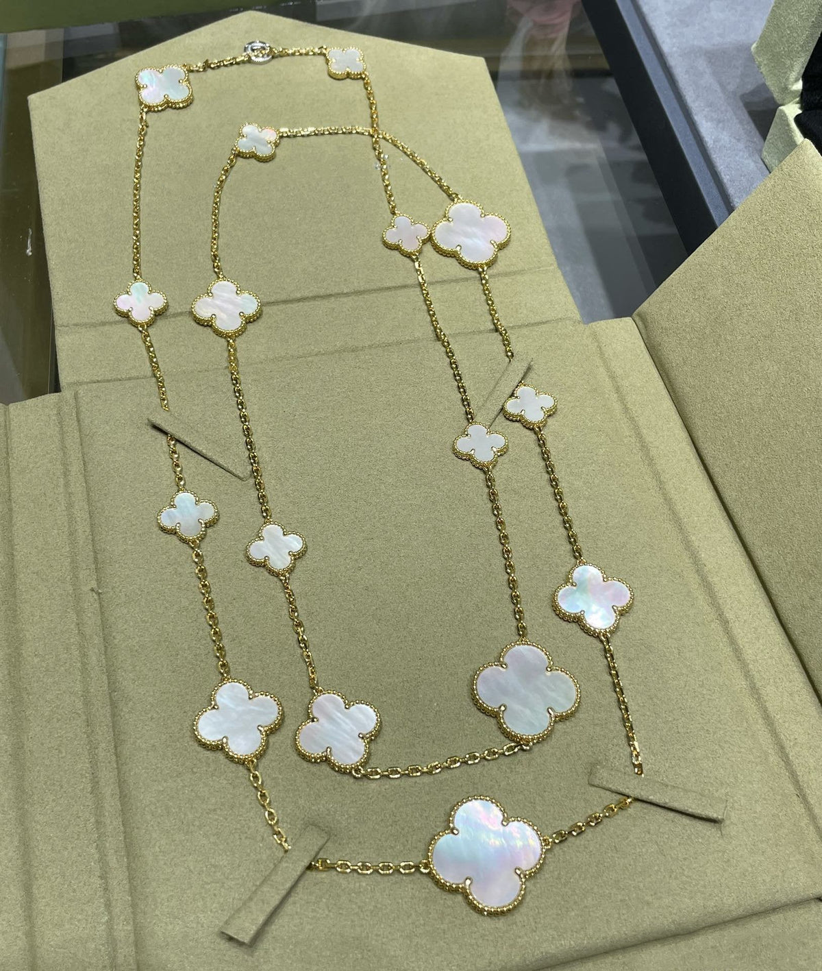 ⭐Miroze CLOVER 16 MOTIF WHITE MOP GOLD NECKLACE