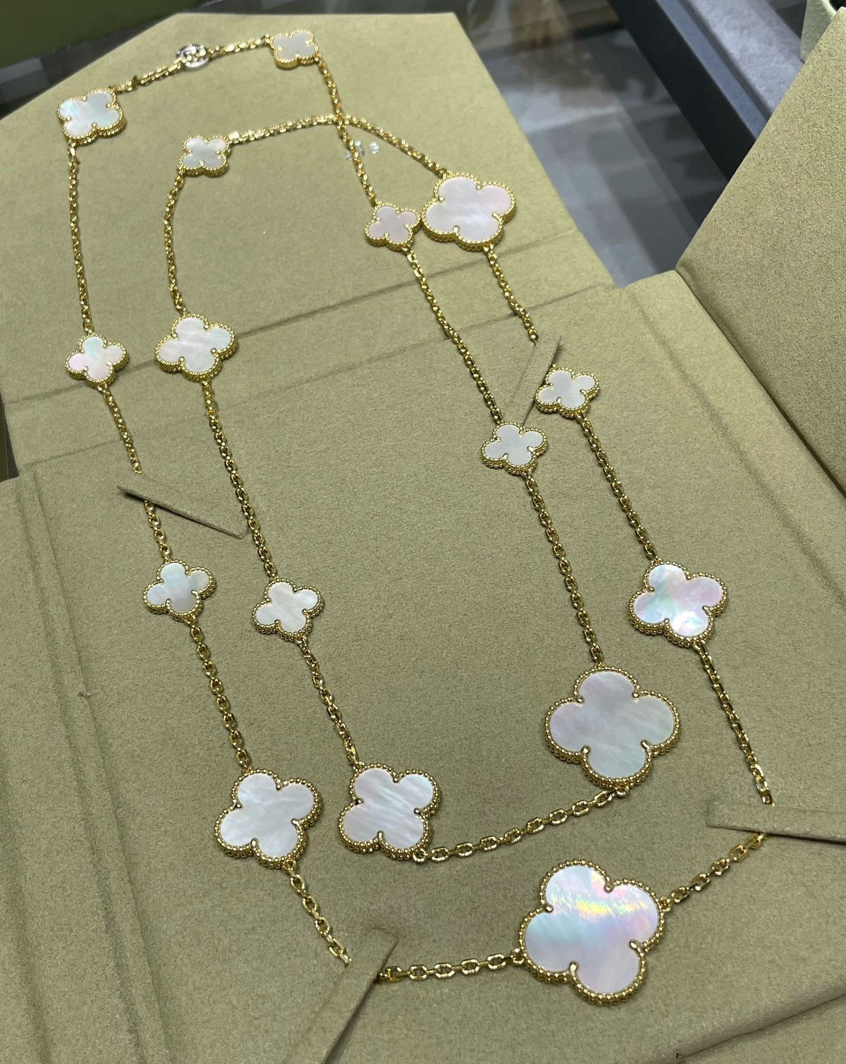 ⭐Miroze CLOVER 16 MOTIF WHITE MOP GOLD NECKLACE