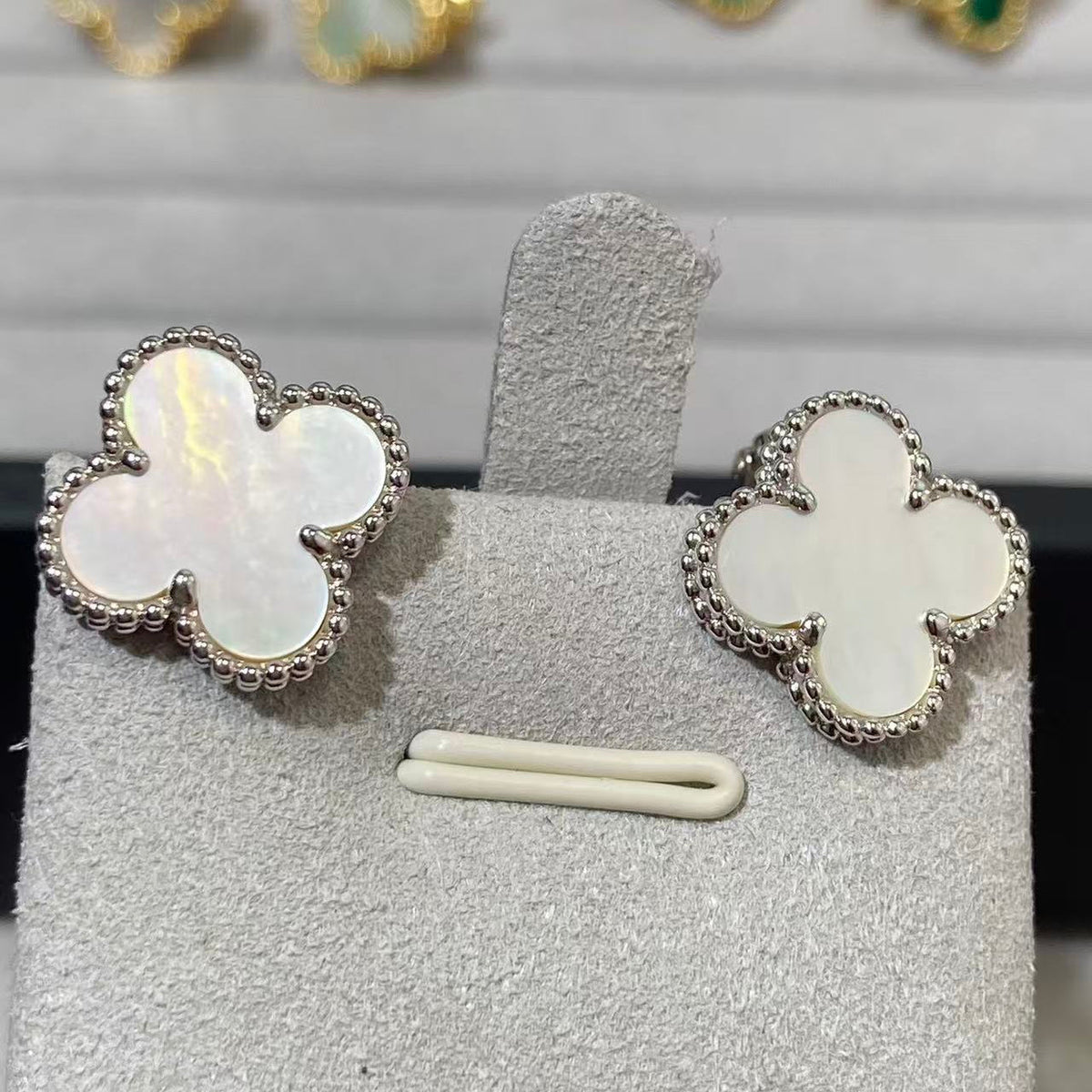 [⭐Miroze ] CLOVER LARGE (20mm) 1 MOTIFS WHITE MOP STUD EARRINGS