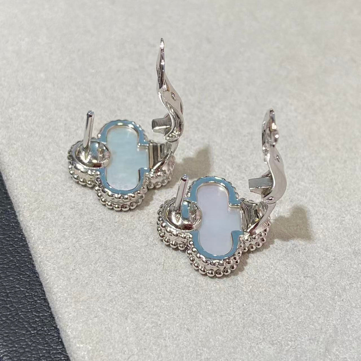 [⭐Miroze ] CLOVER LARGE (20mm) 1 MOTIFS WHITE MOP STUD EARRINGS