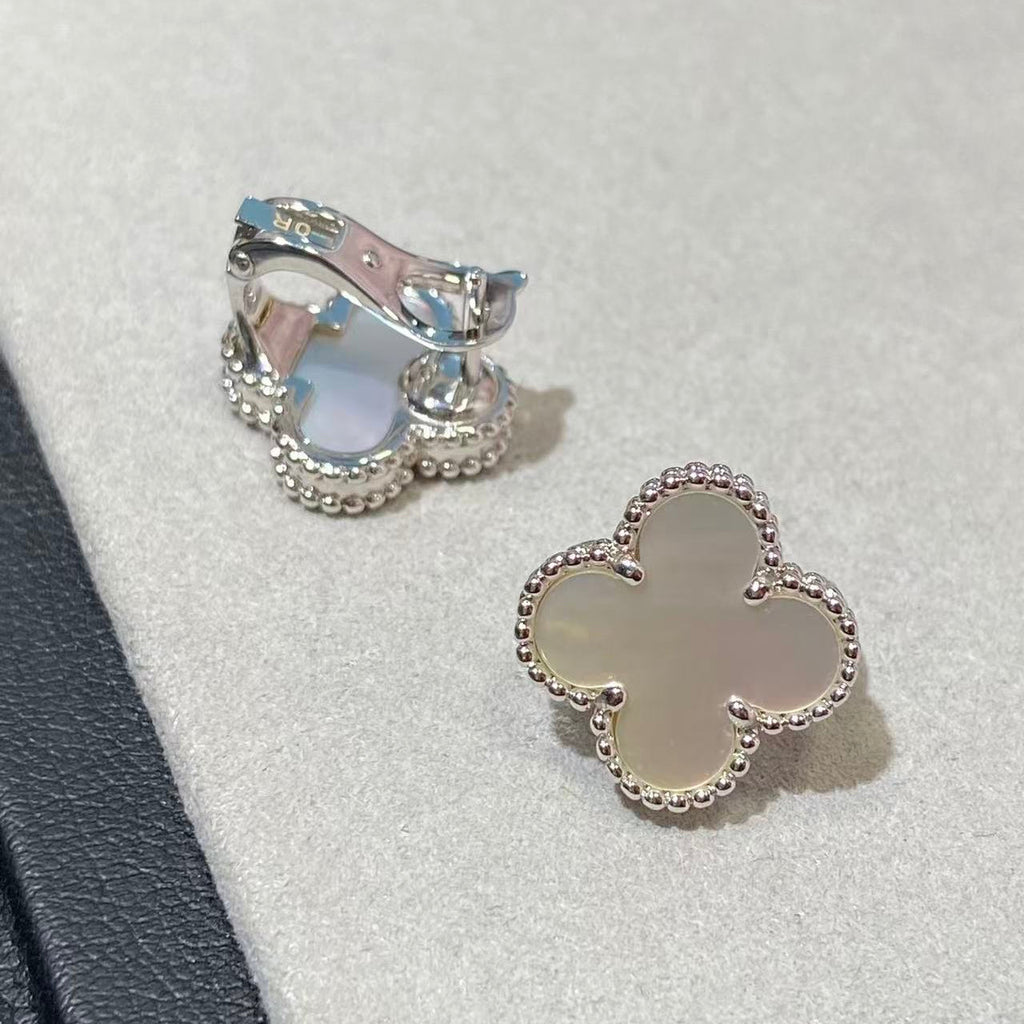 [⭐Miroze ] CLOVER LARGE (20mm) 1 MOTIFS WHITE MOP STUD EARRINGS
