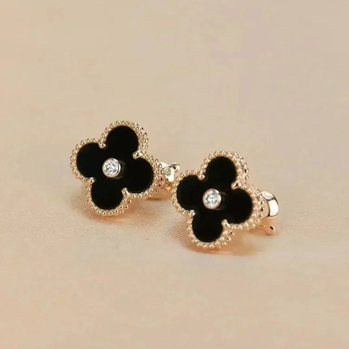 ⭐Miroze CLOVER MEDIUM 1 MOTIFS ONYX DIAMOND EARRINGS