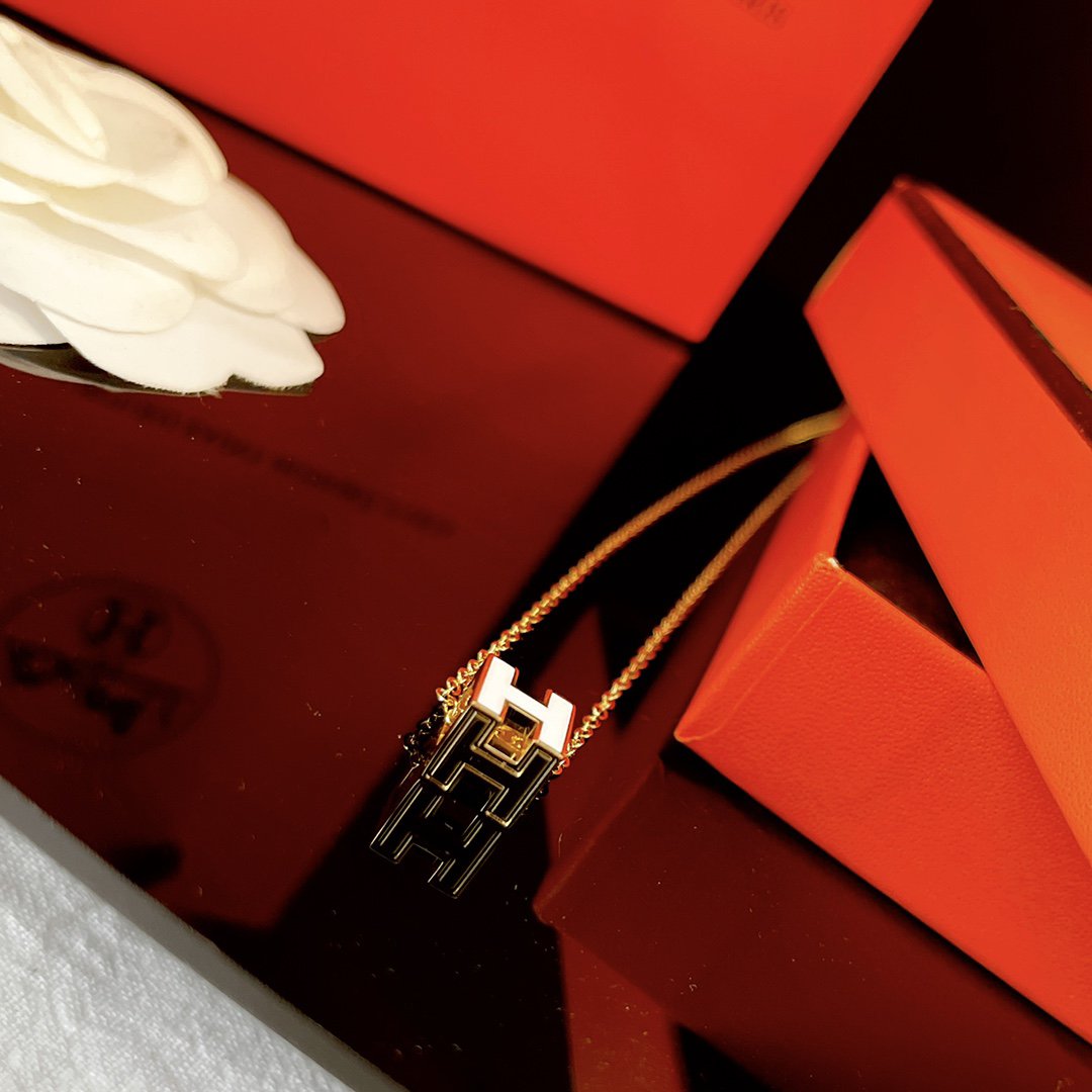 ⭐Miroze H WHITE SQUARE GOLD NECKLACE