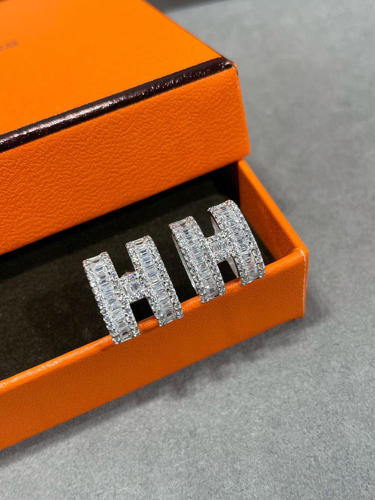 ⭐Miroze H STUD EARRINGS WITH SILVER DIAMONDS