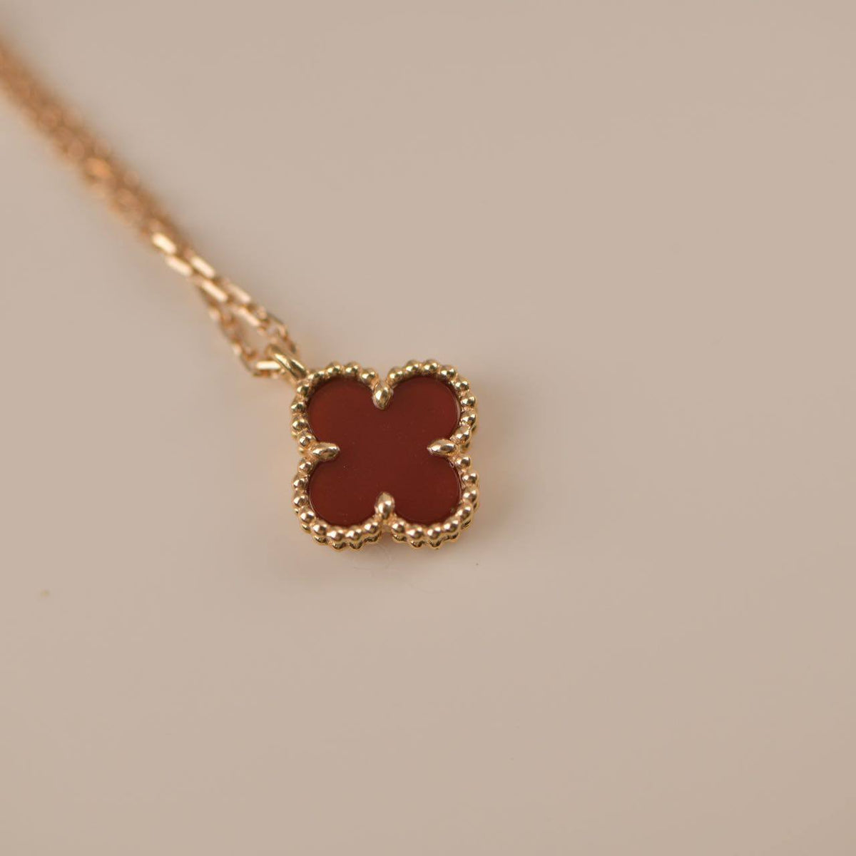 [⭐Miroze]CLOVER MINI 9.5MM WHITE CARNELIANS NECKLACE