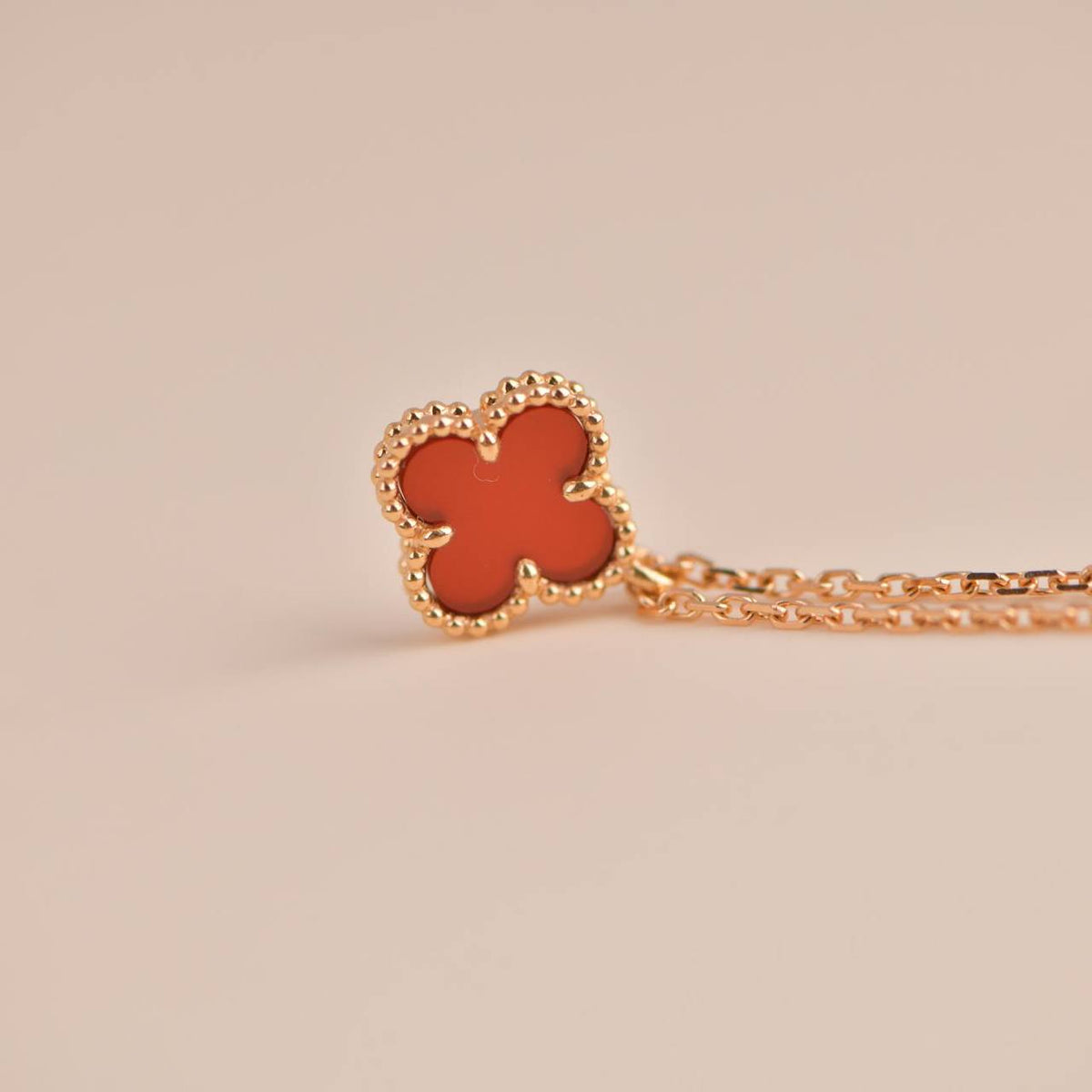 ⭐Miroze CLOVER MINI 9.5MM WHITE CARNELIANS NECKLACE