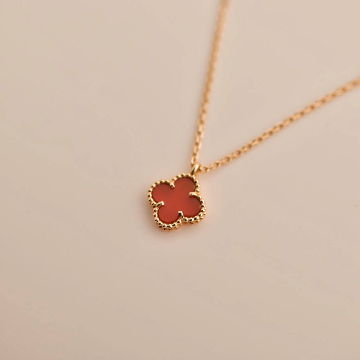 [⭐Miroze]CLOVER MINI 9.5MM WHITE CARNELIANS NECKLACE